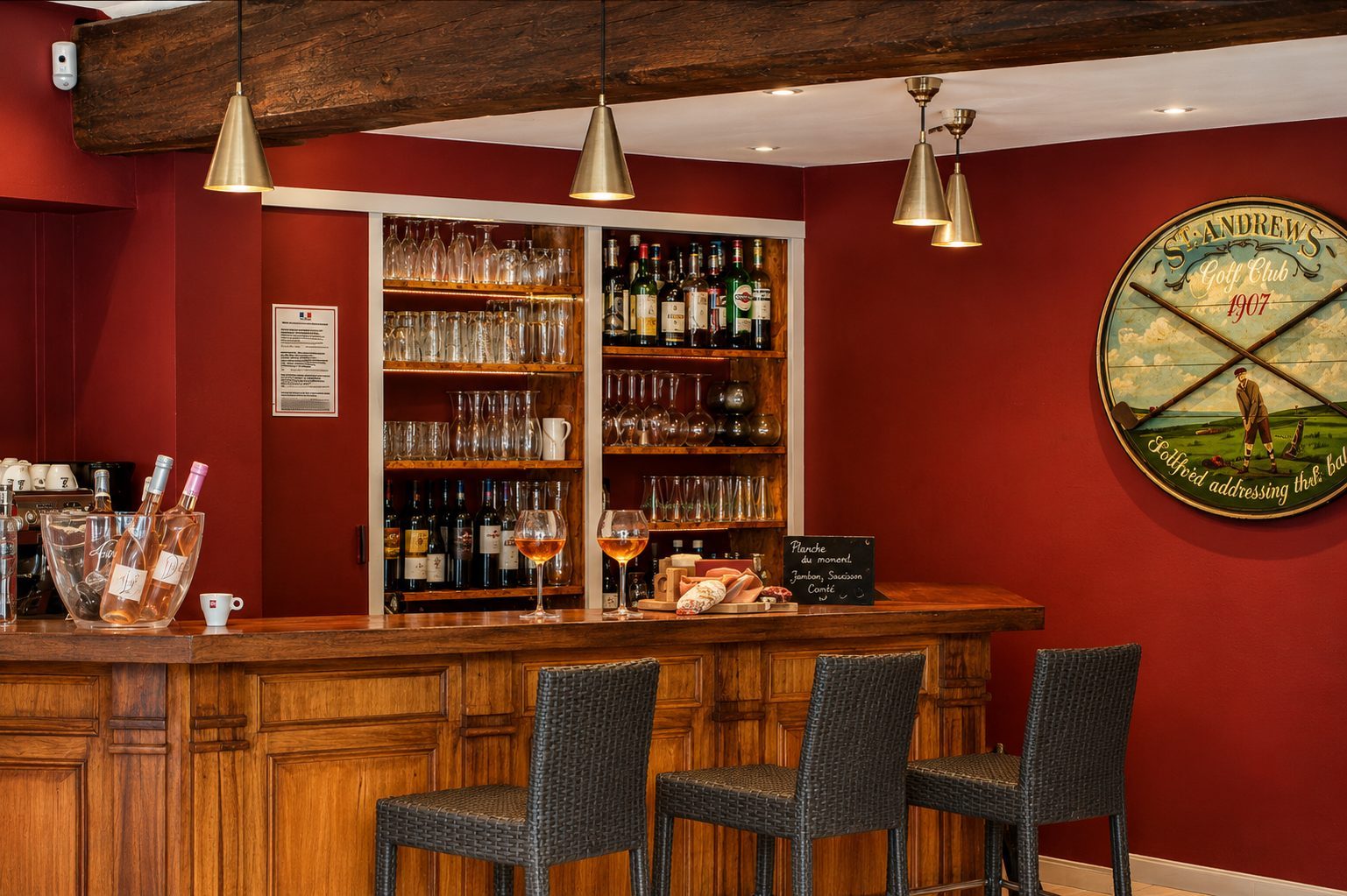 Le bar du restaurant et sa planche de charcuterie