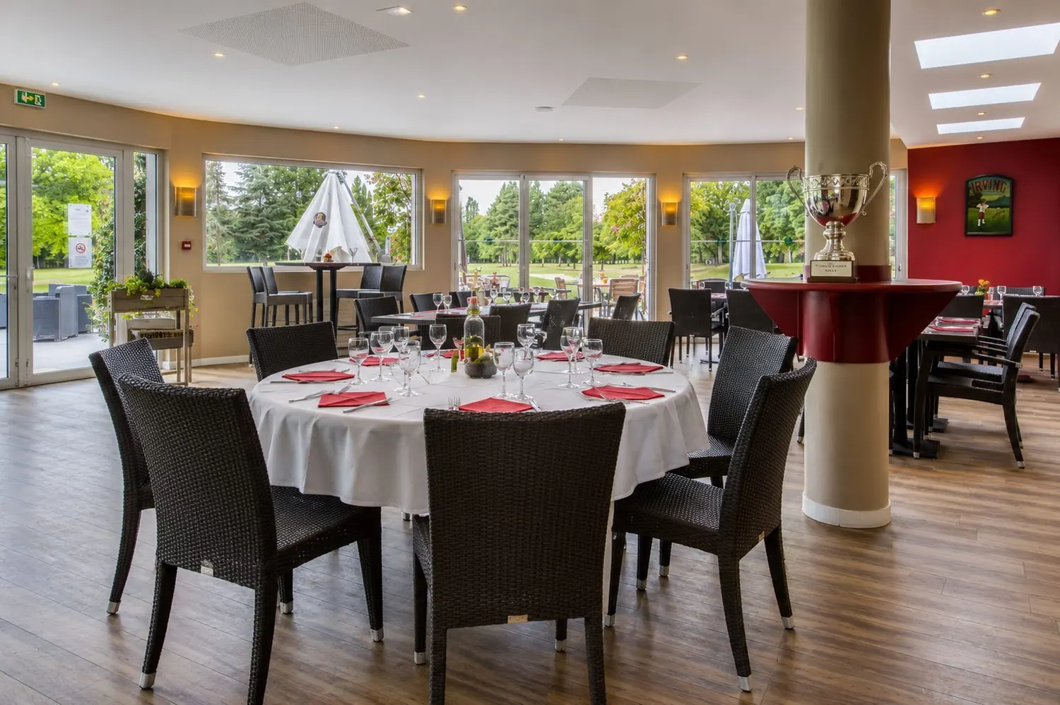 La salle du restaurant, vue sur le parcours