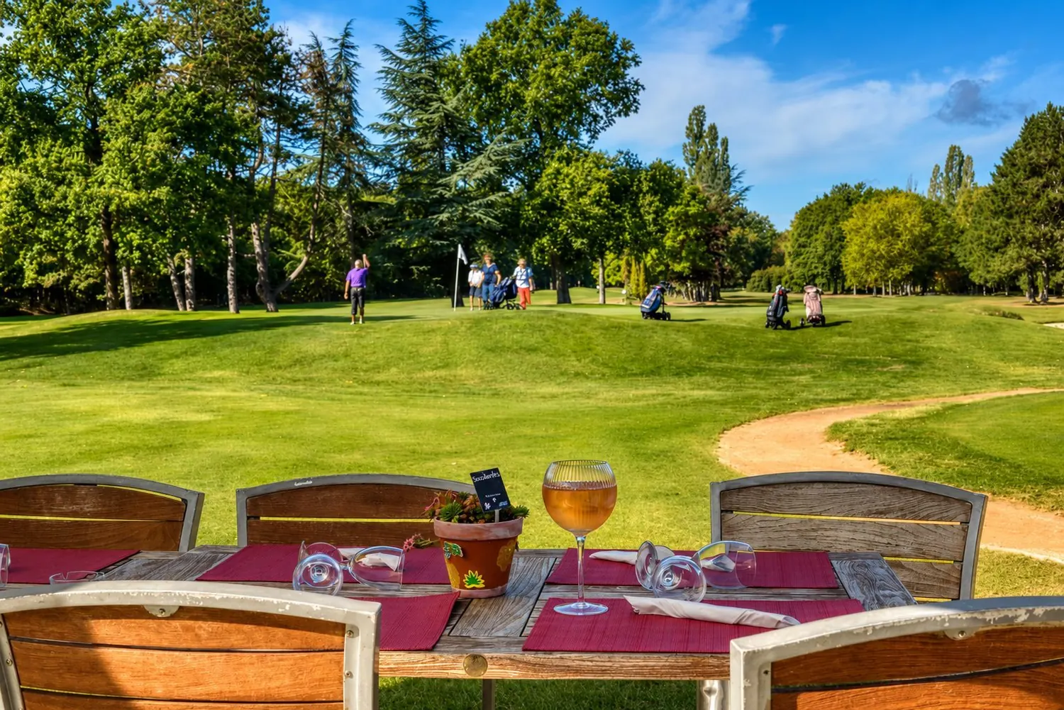La terrasse du Restaurant du Golf Isabella avec vue sur le parcours
